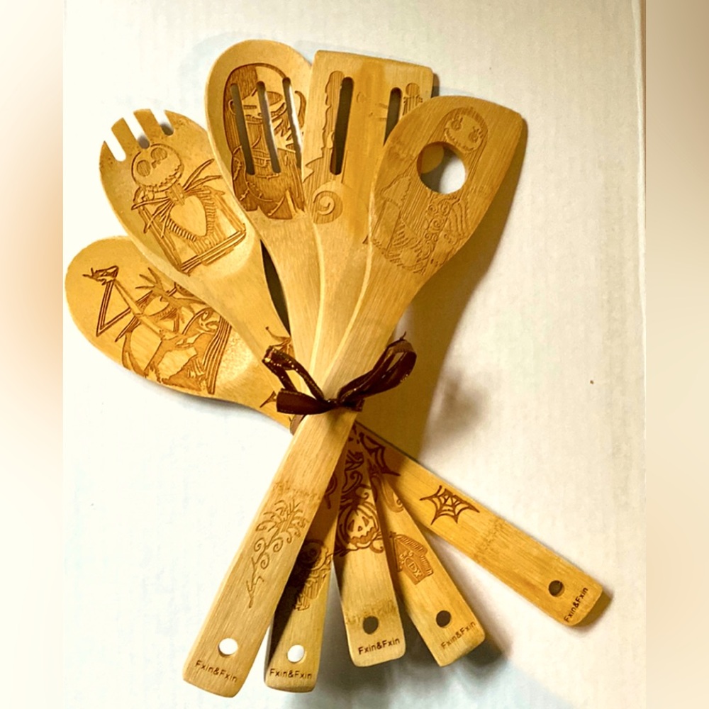 BN never used 5 piece NIGHTMARE BEFORE CHRISTMAS carved wooden utensil set